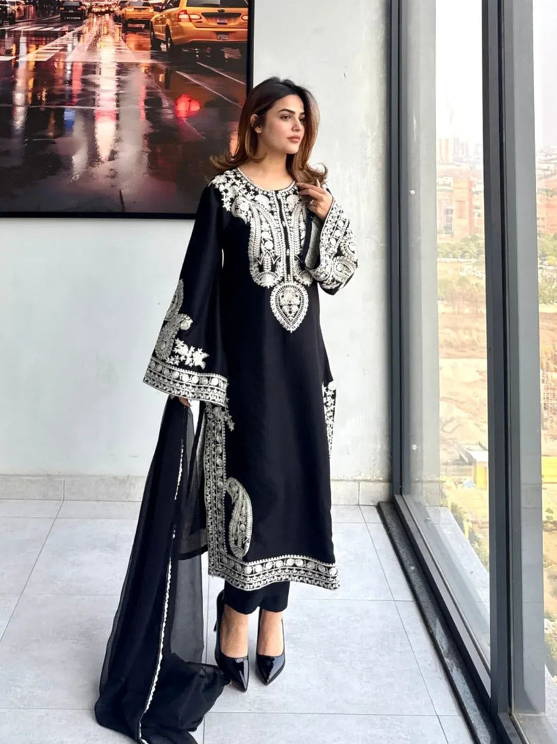 Siyah Posh 3 Piece Embroidered Suit